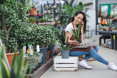 Bahçe merkezinde çalışan bir kadın.