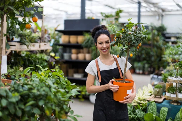 Frau Arbeitet Einem Gartencenter — Stockfoto