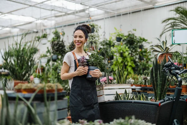 Vrouw Werkend Een Tuin Centrum — Stockfoto