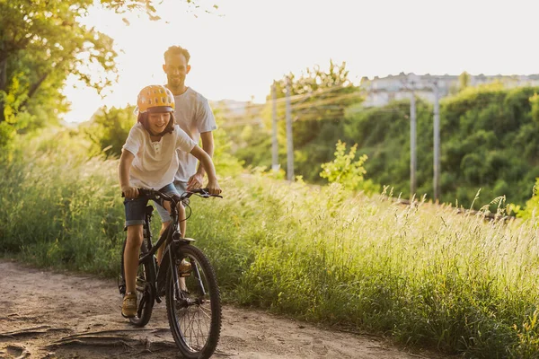 Padre Insegnando Suo Figlio Come Guidare Una Bicicletta — Foto Stock