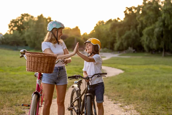 妈妈和儿子一起骑自行车旅行 — 图库照片