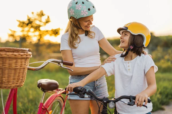 Madre Figlio Godendo Viaggio Bicicletta Insieme — Foto Stock