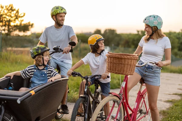 Gelukkig Familie Fietsen Samen Het Platteland — Stockfoto