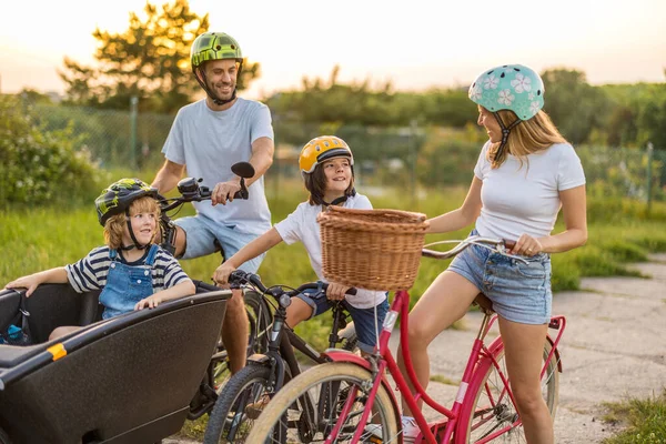 快乐的家庭在农村骑自行车 — 图库照片
