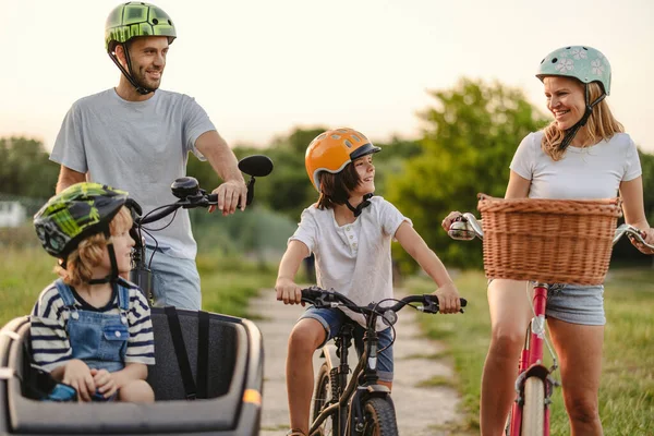 Счастливые Семейные Велосипеды Вместе Сельской Местности — стоковое фото