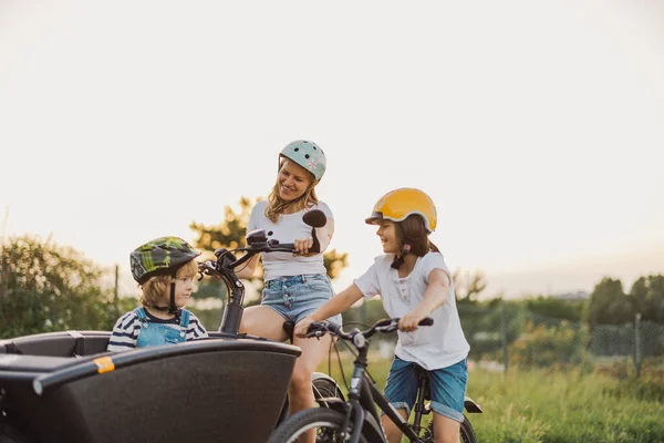 Mãe Com Crianças Pedalando Campo — Fotografia de Stock