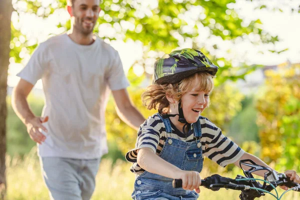 Padre Insegnando Suo Figlio Come Guidare Una Bicicletta — Foto Stock