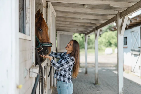 Молодая Женщина Конюшне Своей Лошадью — стоковое фото