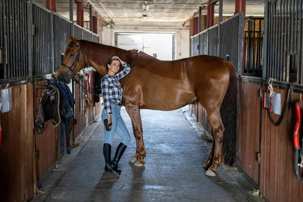 Jovem Mulher Estábulo Com Seu Cavalo Fotos De Bancos De Imagens Sem Royalties