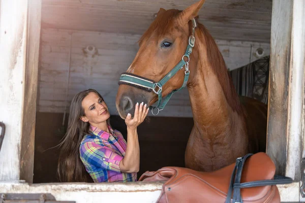 Jovem Mulher Estábulo Com Seu Cavalo Fotos De Bancos De Imagens