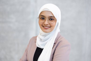 Başörtüsü takan güzel Müslüman kadın portresi