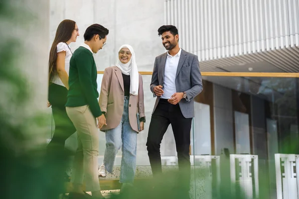 Bir Ofis Binasında Çok Irklı Bir Grubu — Stok fotoğraf