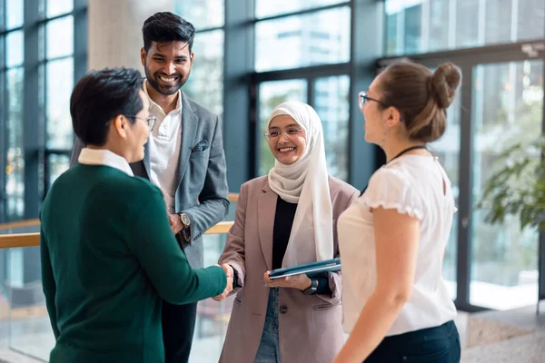 Bir Ofis Binasında Çok Irklı Bir Grubu — Stok fotoğraf