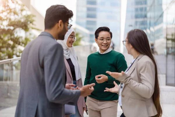 Multi Etnische Groep Van Jonge Zakenmensen Buiten Stad — Stockfoto