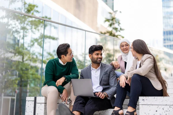 Zakelijke Collega Die Laptop Buiten Kantoorgebouw Gebruiken — Stockfoto