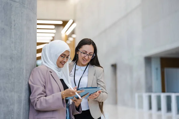 Dos Compañeras Trabajo Usando Tableta Edificio Oficinas —  Fotos de Stock