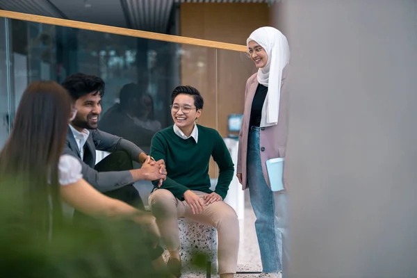 Multiethnische Unternehmensgruppe Einem Bürogebäude — Stockfoto