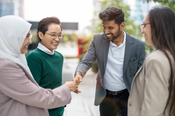 Glimlachende Zakenman Schudden Handen Met Collega — Stockfoto