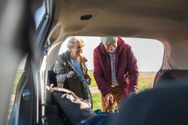 Yaşlı çift araba taşıyor.
