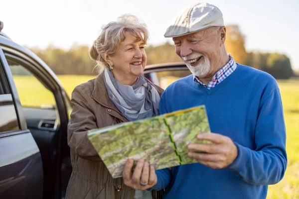 Senior Couplelooking Map Road Trip — Stock Photo, Image