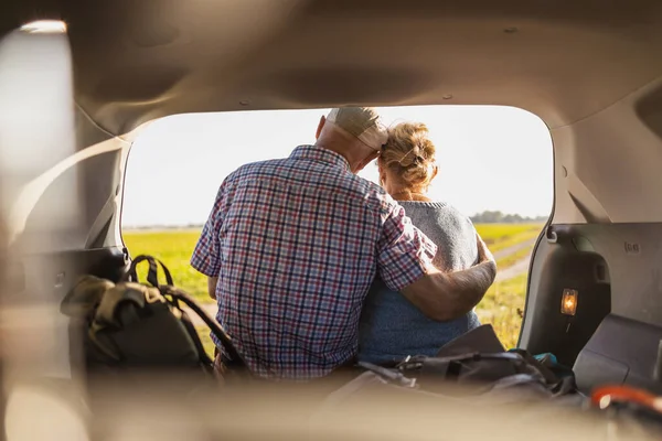 Glada Äldre Par Sitter Bilen Öppen Baklucka Det Vilda — Stockfoto