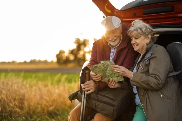 Glückliches Senioren Paar Sitzt Offenen Kofferraum Des Autos Freier Wildbahn — Stockfoto