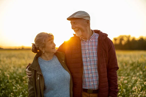 Seniorenpaar Herbst Bei Sonnenuntergang Auf Einem Feld — Stockfoto