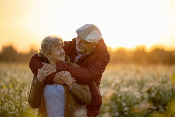 Couple Sénior Dans Champ Automne Coucher Soleil — Photo