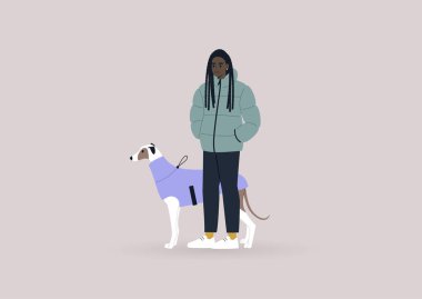 Genç bir dişi siyah tazı sahibi. Evcil hayvanlarıyla yürüyor. Kış mevsimi, köpek kıyafetleri.