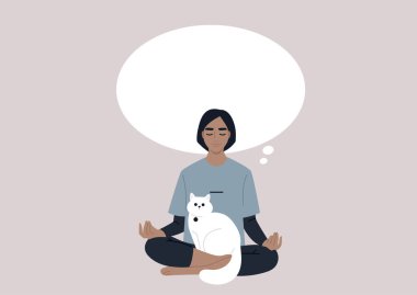 Kucağında beyaz bir kediyle meditasyon yapan beyaz bir kadın. Zihni açık ve düşünceli.