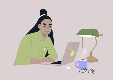 Kütüphanede çalışan genç bir Asyalı kadın karakter. Masada duran yeşil cam bir klasik lamba.