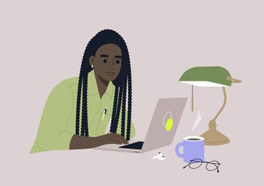 Genç bir Afrikalı kadın kütüphanede çalışıyor. Masada duran yeşil cam bir klasik lamba.