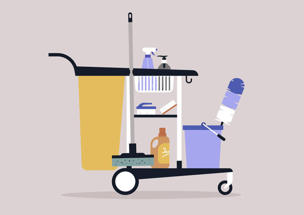 Тележка с чистящими средствами и моющими средствами внутри отеля, швабра, пылесос для перьев и мытье химических жидкостей в бутылках 