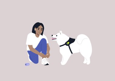 Genç bir beyaz kadın, Samoe köpeğiyle yürüyüşe çıkmaya hazırlanıyor.