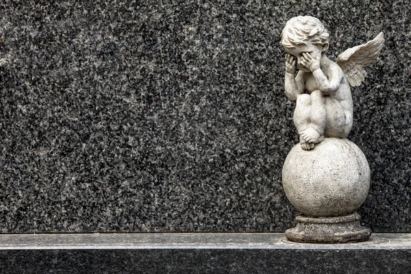 Küçük melek 's göz kapsayan