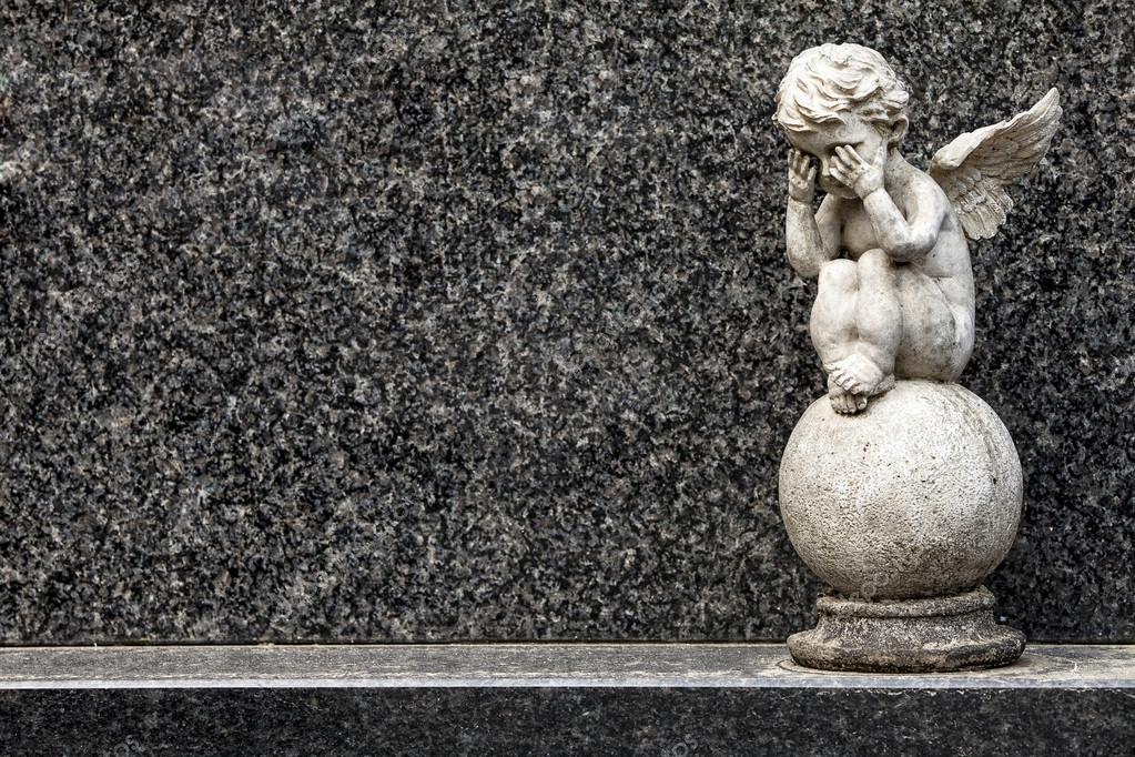 Piccolo angelo che copre i suoi occhi — Foto Stock © arsapix 24617295