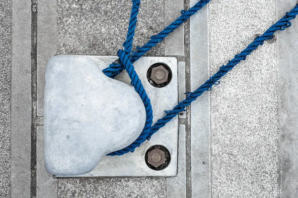 Tied down (bollard in the harbor) — Stock Photo, Image
