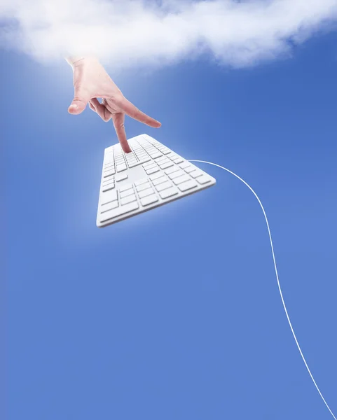 bulutların üzerinden uçan keuboard dokunmadan el