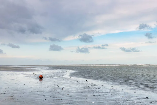Oostduinkerke, Belgique - 07 janvier 2022 : Une petite bouée rouge au bord de la mer du Nord — Photo