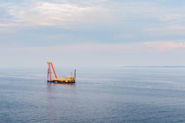 Kiel, Almanya - Ağustos 2022: Okyanustaki gemiyi kaldırın. 