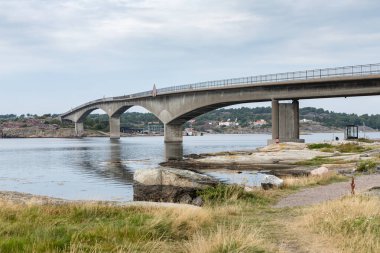 Marstrand, İsveç - 18 Ağustos 2022: Marstrand yakınlarındaki bazı küçük adalar arasında köprü. Yüksek kalite fotoğraf