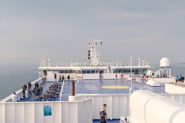 Kiel, Almanya: Stenaline feribotuyla Kiel 'den Goteborg' a giden yolcular. Yüksek kalite fotoğraf