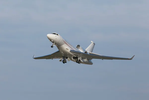 青空の背景に白色の航空機 — ストック写真