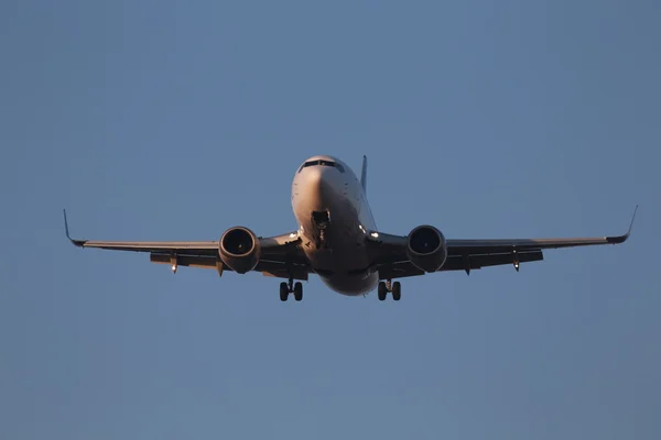 Mavi gökyüzü arka plan üzerinde beyaz bir uçak — Stok fotoğraf
