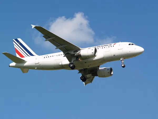 Airbus A319-111 d'Air France sur fond de ciel bleu — Photo