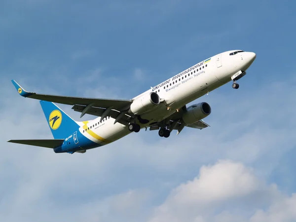 Ukraina międzynarodowych linii lotniczych samolot boeing 737-800 na tle błękitnego nieba — Zdjęcie stockowe