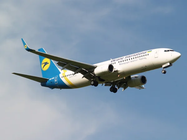 Ucrania International Airlines Boeing 737-800 aviones en el fondo del cielo azul Imagen de archivo