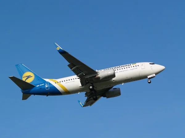 Ukraina międzynarodowych linii lotniczych samolot boeing 737-300 na tle błękitnego nieba — Zdjęcie stockowe