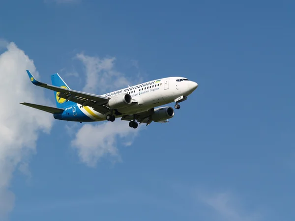 Ukrayna Uluslararası Havayolları boeing 737-500 uçak mavi gökyüzü arka plan üzerinde — Stok fotoğraf