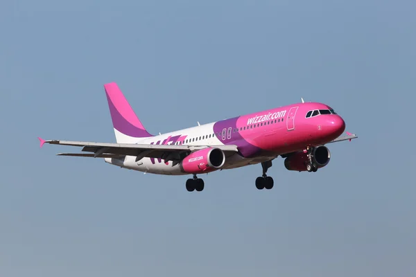 Aviones Wizz Air Airbus A320 sobre el fondo azul del cielo — Foto de Stock